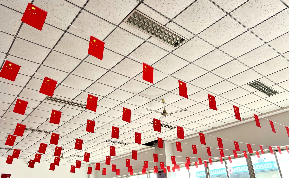 职工食堂悬挂国旗营造氛围_副本.jpg