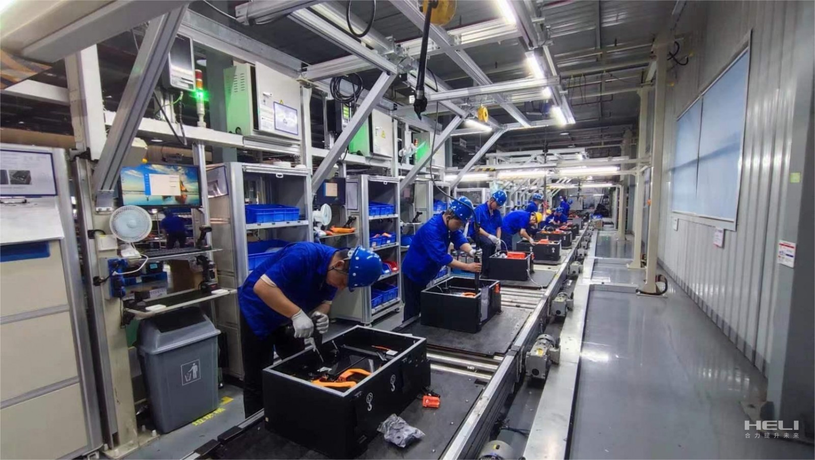 紧张有序的PACK组装线.jpg 紧张有序的PACK组装线.jpg