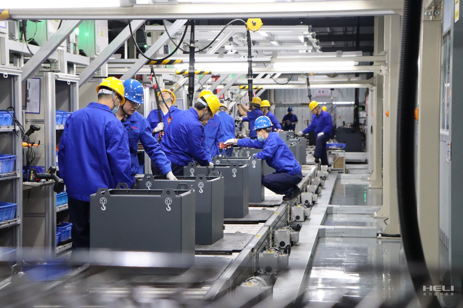 紧张有序的生产线.jpg 紧张有序的生产线.jpg