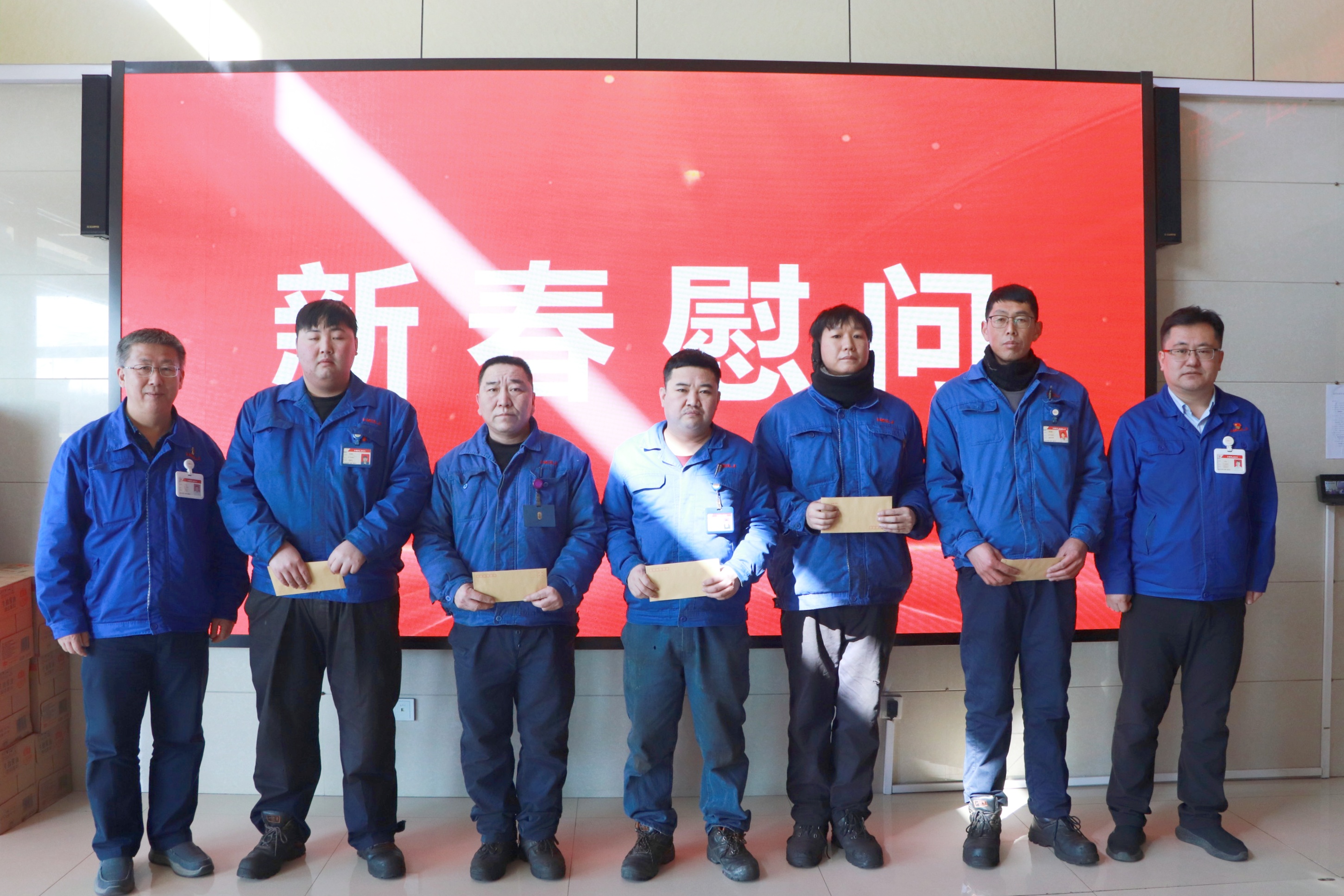 慰问困难职工.jpg 慰问困难职工.jpg