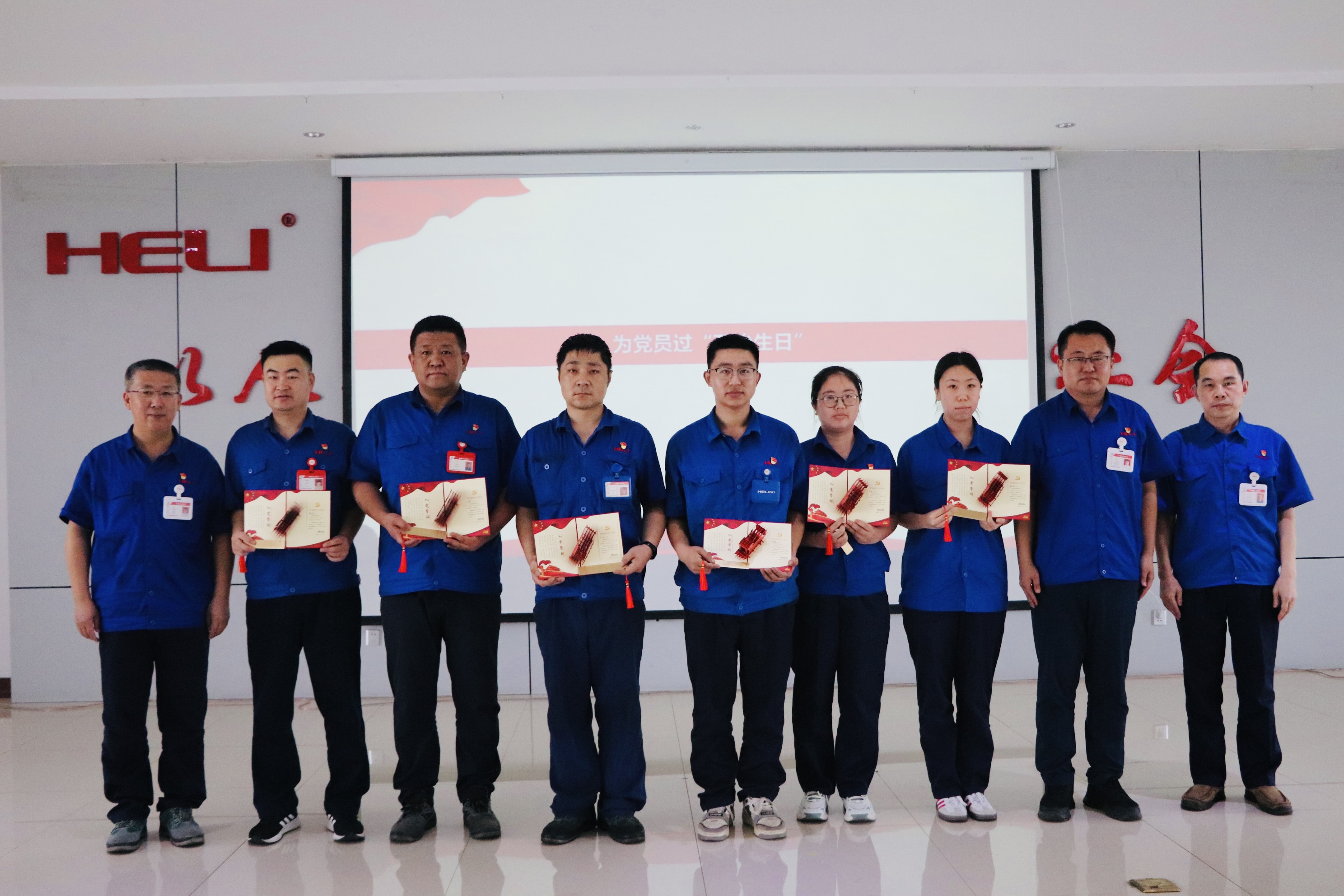 为党员代表过“政治生日”.jpg 为党员代表过“政治生日”.jpg