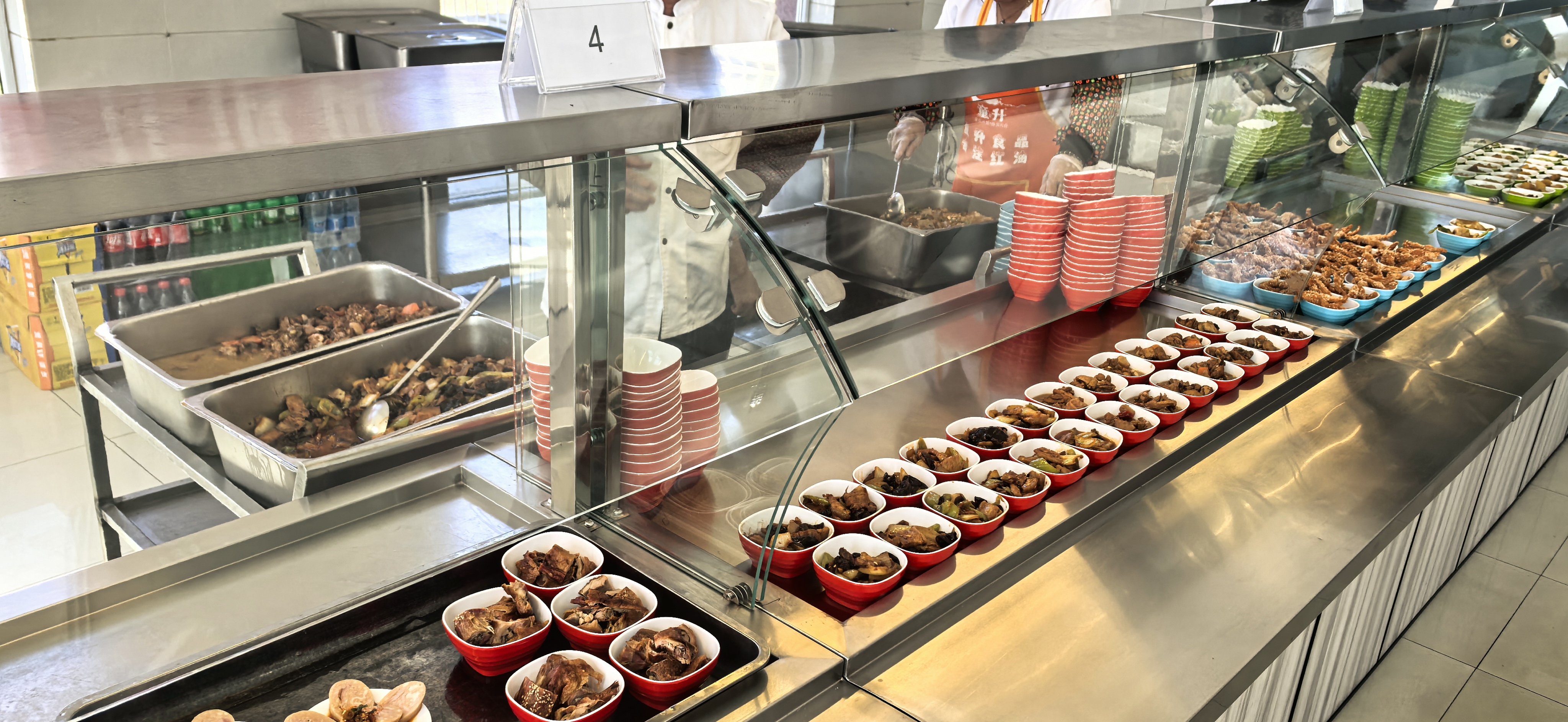 自助式取餐现场2.jpg 自助式取餐现场2.jpg