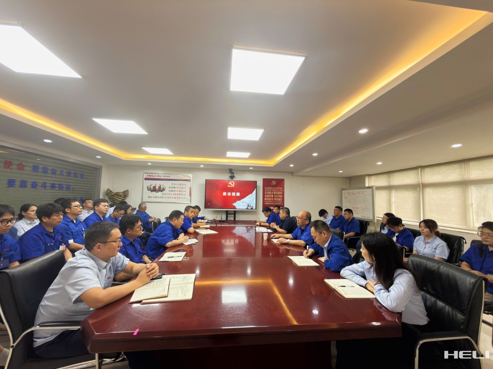 节前廉洁警示教育会现场.jpg