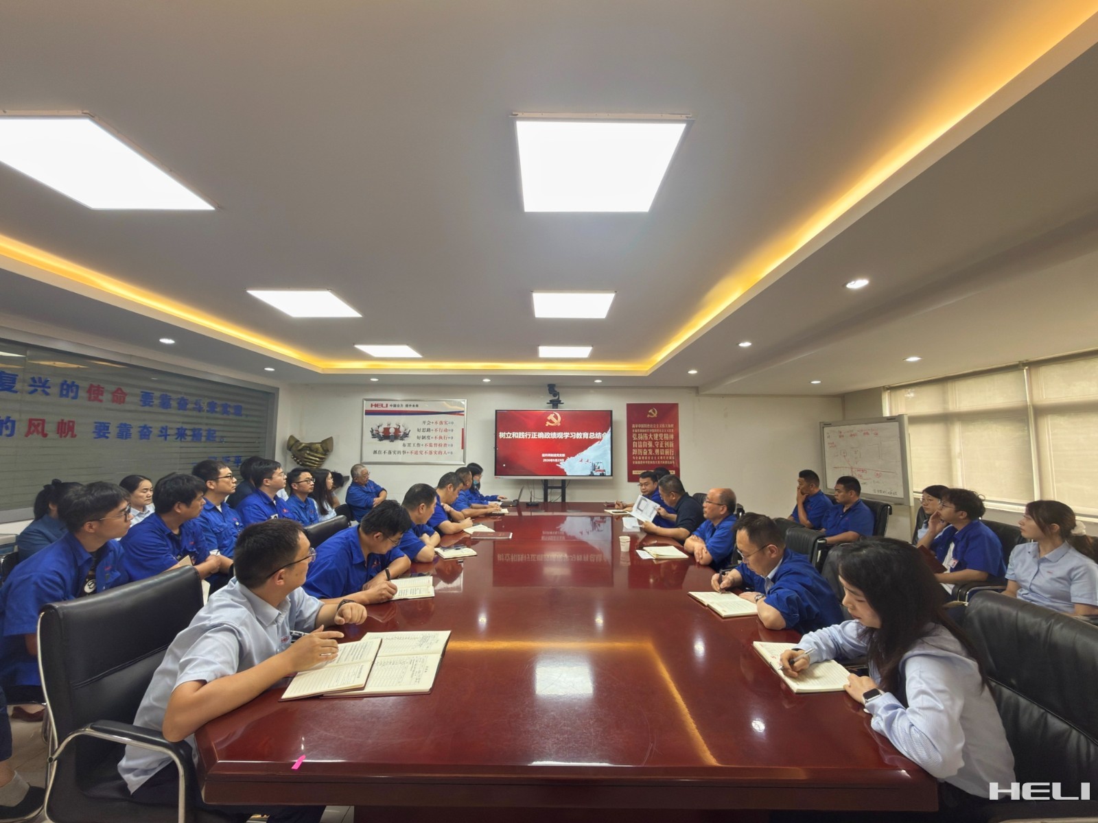 树立和践行正确政绩观学习教育总结会现场.jpg